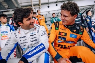 Kínosra sikerült a pilóták közös fotója, a szurkolók ízekre szedték a beállítást