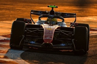 Ferrari - Rejtélyes hiba és egy furcsa szárny, ilyen napja volt Hamiltonnak Bahreinben