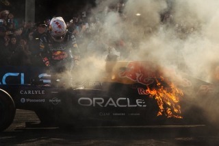 Kellemetlen baki: Lángba borult a Red Bull 2011-es bajnokautója Júki Cunoda showrunján (videó)