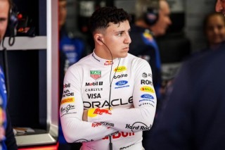 Hadjar teljesen kiborult: „Veszélyes és vezethetetlen volt az autó”