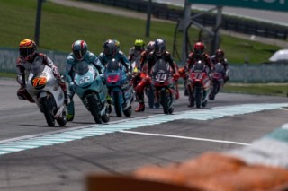 Joel Esteban nagyot esett a Brazil Moto3 futamon (videó)