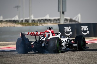 Így árulkodnak 2026-ban az F1-es autók hátsó fényei az energiaszintről (videó)