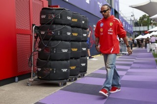 Ferrari - A szakértő aggasztó jeleket lát: Hamilton stílusa ütközhet az új szabályokkal?