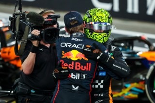 Véget vetnének az illúzióknak: a Forma–1 világbajnokai szerint csak ostoba jojózást láthatunk a pályán