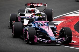 Elszabadultak az indulatok, halálos fenyegetéseket kapott Ocon a sanghaji ütközés után