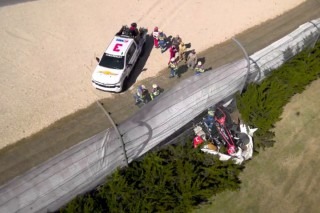 Hatalmas bukás az IndyCar edzésén, a kerítést is átszakította az autó (videó)