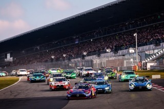 Egy teljes percnyi időt vertek a mezőnyre Verstappenék - magabiztos siker a Nordschleifén