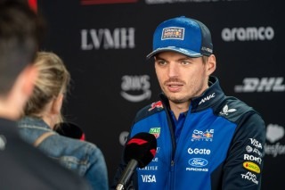 Botrány Szuzukában, Max Verstappen páros lábbal rúgott ki egy újságírót
