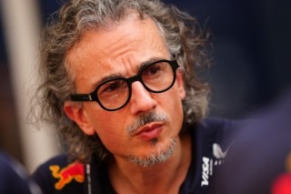 Red Bull Racing - Mekies kiállt a partvonalra szorult Cunoda mellett