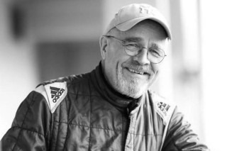 Tragédia a Nordschleifén: életét vesztette egy versenyző a tömegbalesetben