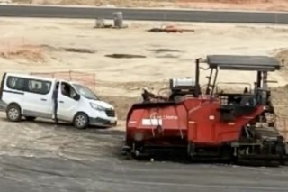 Egy furgon száguldott a madridi F1-pályán, aztán jött a megmagyarázhatatlan bukás