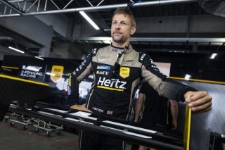 Végleg szögre akasztja a bukósisakot a korábbi F1-es világbajnok