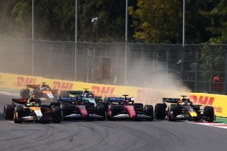 McLaren - Drámai négyes csata a rajtnál - Verstappen a füvön landolt Mexikóban (videó)