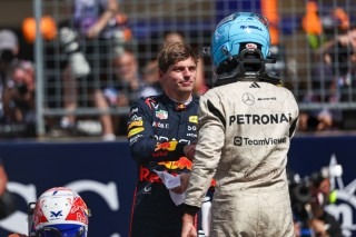 Mercedes - Russell adjon hálát Verstappennek, amiért megúszta büntetés nélkül a sprintfutamon történteket?
