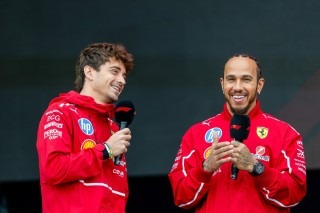 Ferrari - Partneri évfordulót ünnepel a Ferrari, változik a versenyzők overallja Vegasban (videó)