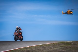 MotoGP: Magabiztos Bezzecchi-siker, Bagnaia kiesett, Acosta a végén gyújtotta be a rakétákat a Portugál GP-n!