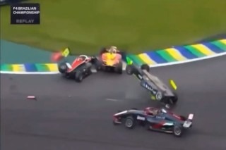 Videó: Nagy baleset Brazíliában, 3 autó ütközött össze, köszönjük meg a glóriát!