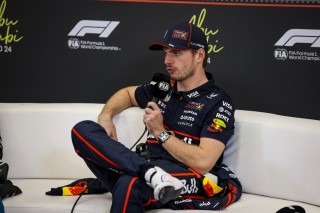 Red Bull Racing - „Most tényleg ostoba vigyort vágsz?” – Verstappen ingerülten reagált az egyik újságírói kérdésre