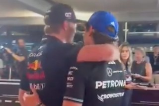 Mercedes - Szenzációs jelenet - Antonelli bocsánatot akart kérni Katar miatt Verstappentől, de ő nem hagyta (videó)