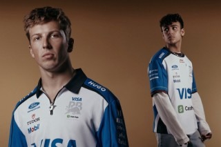 Racing Bulls - A Racing Bulls bemutatta az idei csapatruházatát, amely erősen utalhat a festésükre is