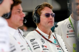 Jogi lépésekkel fenyegetőzik a Mercedes elnöke, ha az FIA betiltja a trükkös motorjukat