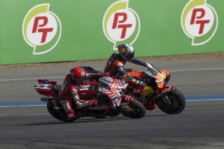  és  - Kőkemény csata és egy büntetés után Acosta nyerte az év első sprintfutamát