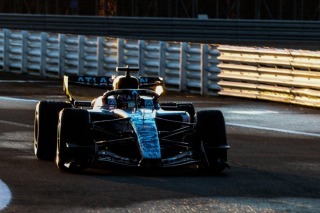 Williams - Itt a meglepetés: Pályára vitte a Williams a 2026-os FW48-at Silverstone-ban!