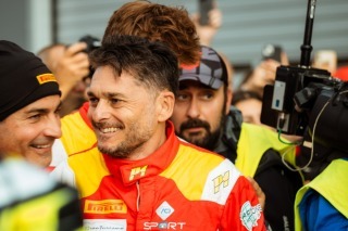  és  - Fisichella örömmel adta át a stafétát a futamgyőztes Antonellinek