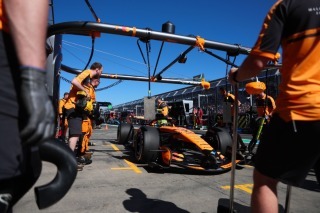 McLaren - Technikai gondok után biztató tempót mutatott a McLaren pénteken Melbourne-ben