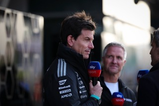 Mercedes - Toto Wolff megsajnálta Verstappent, szerinte rémálom lehet vezetni a Red Bullt