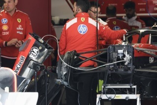 Ferrari - Valaki felnyomhatta a Ferrarit az FIA-nál: az utolsó pillanatban kellett szerelniük a garázsban