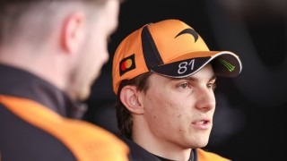 Piastri őszintén beszélt Webber szerepéről: „Egyre kevesebb dolga van mellettem”