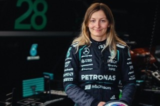  - Videón a történelmi pillanat: először vitte pályára női pilóta a Mercedes F1-es autóját