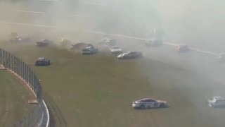 Látványos láncreakció Talladegában: legalább huszonöt autó tört rommá az éllovas hibája után (videó)