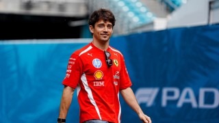 Ferrari - Leclerc lehűtötte a kedélyeket: hiába az új Ferrari-csomag, a Mercedes még mindig előrébb jár