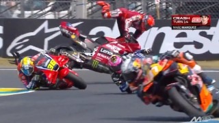 Márquez nagyot bukott és megsérült Le Mans-ban, műtét és kihagyás vár rá (videó)