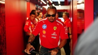 Ferrari - Hamilton magyarázkodik Miamiban: „A szoftver miatt veszítek a célegyenesben”