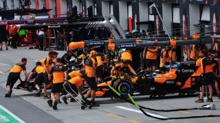 Ismét reagált a McLaren a csapatfőnöki cseréről szóló pletykákra