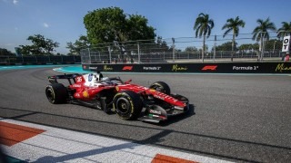 Ferrari - Összeomlott a Ferrari a legfontosabb pillanatban, Hamilton értetlenül áll az események előtt
