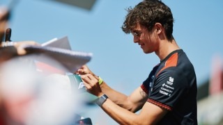 Senna legendás autójával hangolt hazai futamára a Haas pilótája