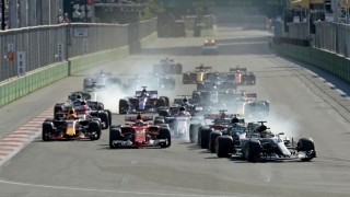 Ferrari - Példátlan botrány az aszfalton, szándékosan hajtott neki riválisának a világbajnok (videó)