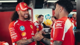 Ferrari - Tökéletes taktika és némi szerencse után megszületett Lewis Hamilton első ferraris győzelme!