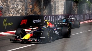 Mercedes - Nem kér a segítségből a Mercedes, mégis sarokba szoríthatják a Red Bull-t