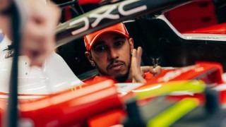Hamilton elárulta, mivel kezelte a versenypályák zaklatóit