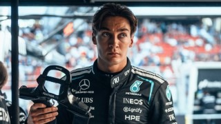 Mercedes - Egy hatalmas fordulat végén Russell a Ferrari pilótája lehet