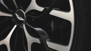 Aston Martin - Keményvonalas pályafegyverrel sokkolna az Aston Martin