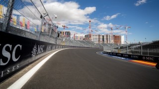 Hatalmas baleset történt az új F1-es pályán – felvételek a lángba borult autóról