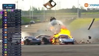 Ferrari - Sokkoló jelenetek Sanghajban, puszta kézzel mentett életet a lángoló roncsnál a rivális pilóta (videó)
