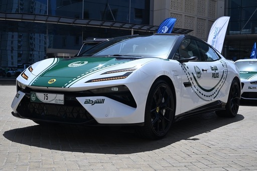 Zöld villám a sivatagban: Bemutatkozott Dubaj új rendőrautója