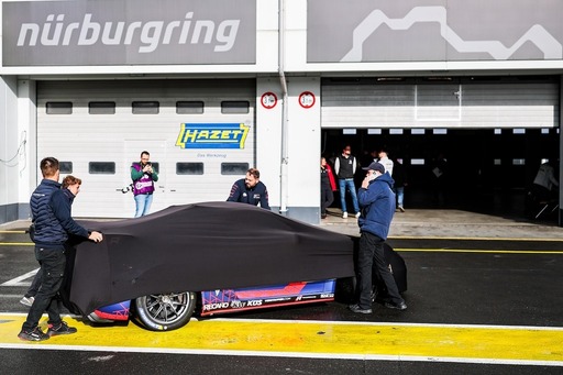  - Videón, ahogy Max Verstappen megteszi az első métereket a Porsche Cayman volánja mögött